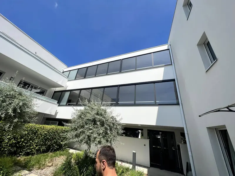 Bandeaux vitrés sur un petit collectif