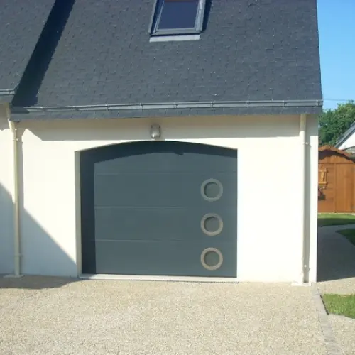 Porte de garage sectionnelle à hublots