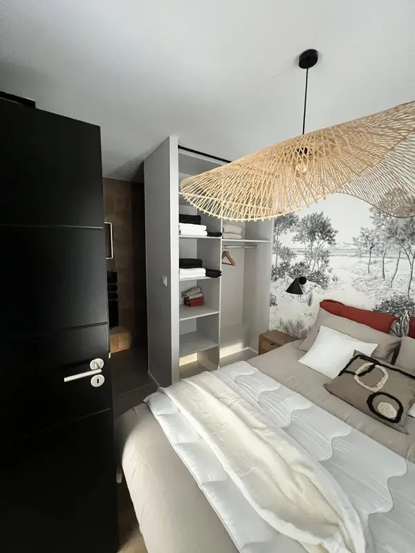 Porte intérieure noire, chambre