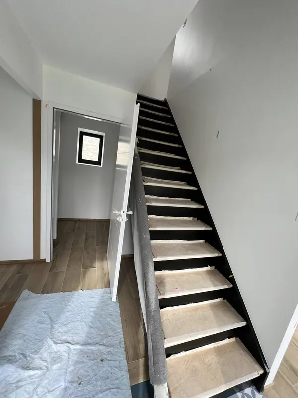 Escalier droit, contremarches noires