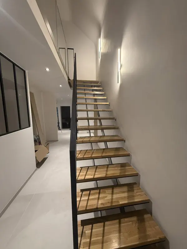 Escalier limon métal, marches bois