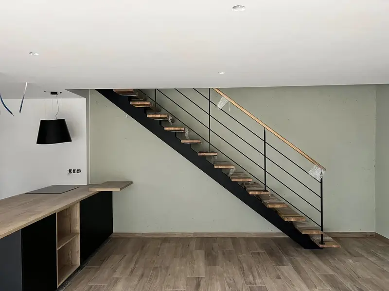 Escalier droit dans un séjour