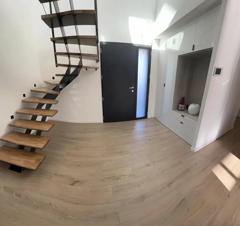 Escalier suspendu, marches chêne