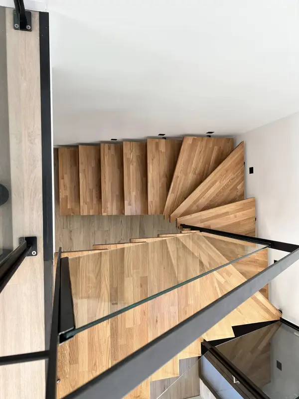 Escalier quart tournant, garde-corps vitré