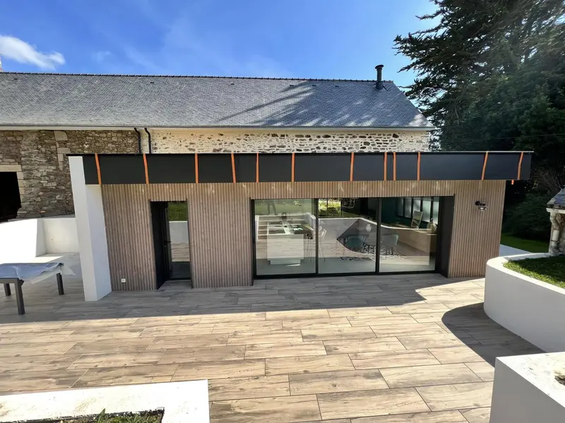 Extension vitrée accolée à une longère