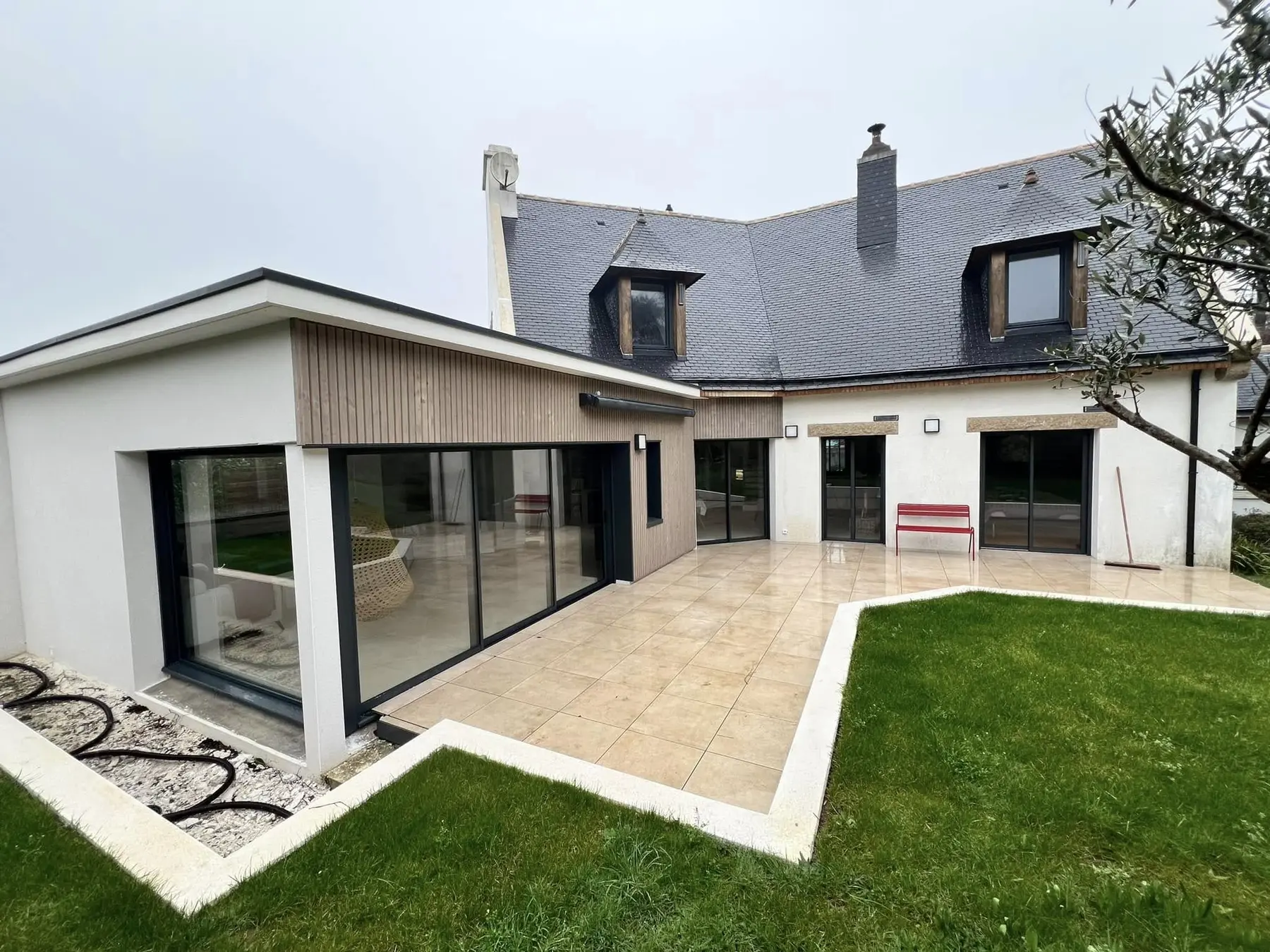 Extension et baies coulissantes aluminium posées par la Menuiserie Générale Robic