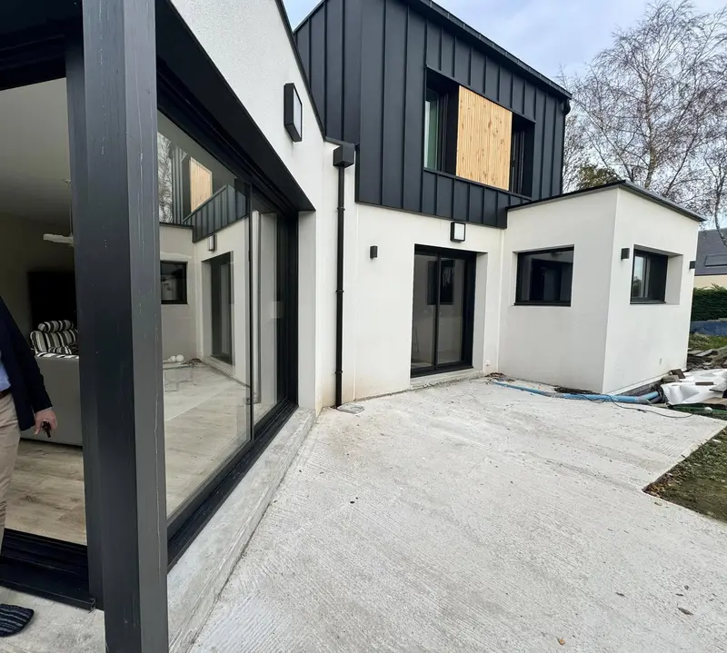 Baies et fenêtres aluminium, maison contemporaine