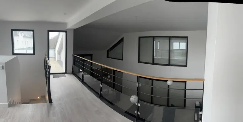 Garde-corps verre et main courante bois, mezzanine