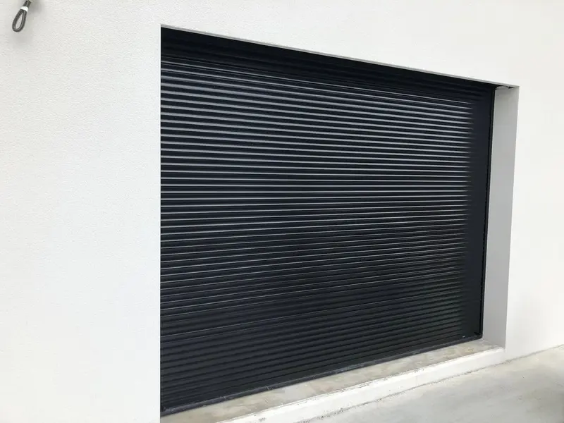 Porte de garage enroulable noire