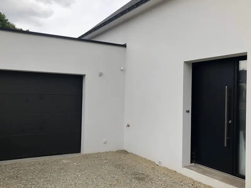 Porte de garage et porte d'entrée noires