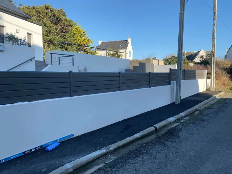 Clôture aluminium sur muret