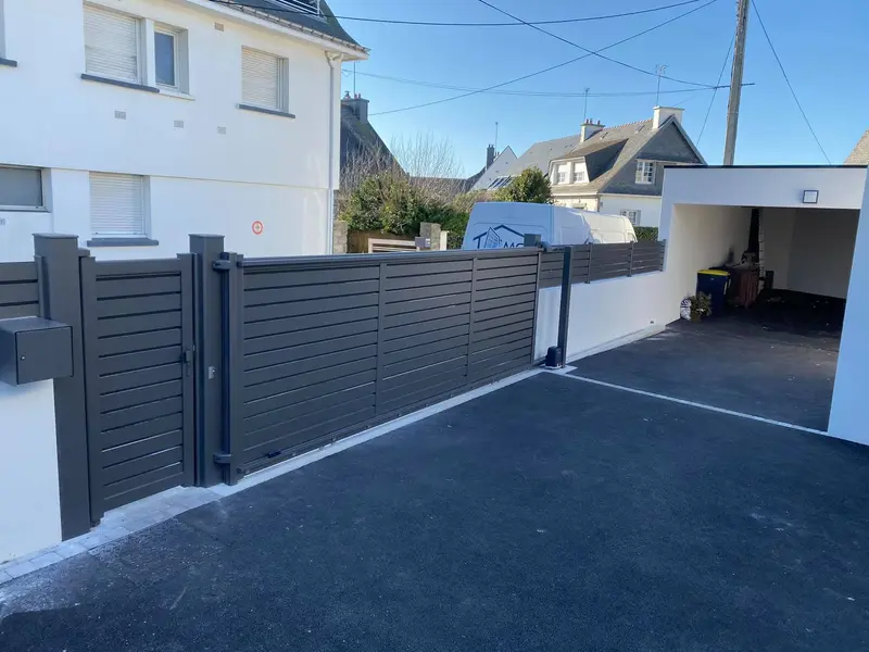 Portail coulissant aluminium gris