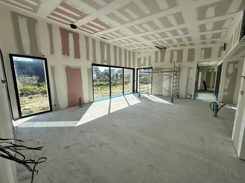 Baies aluminium d'une maison en cours de finition