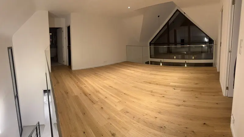 Parquet bois et garde-corps vitré à l'étage