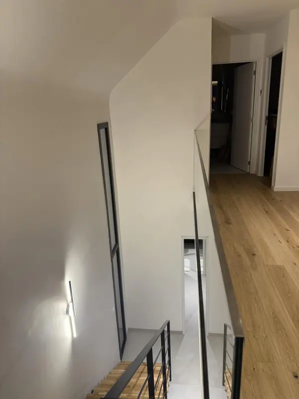 Garde-corps vitré en haut d'escalier
