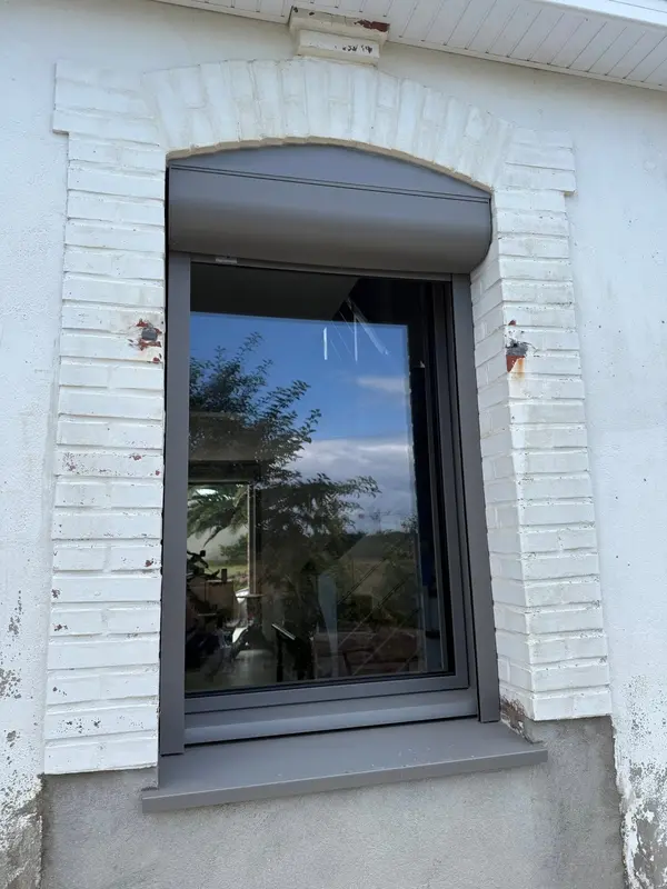 Fenêtre aluminium dans une maison ancienne