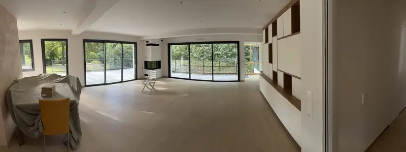 Pièce de vie ouverte sur de grandes baies