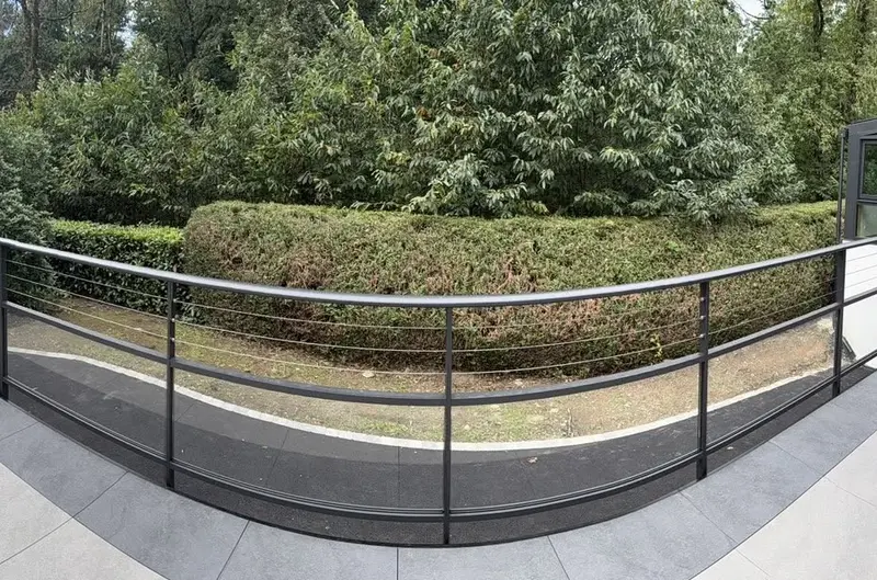 Garde-corps aluminium le long d'une terrasse