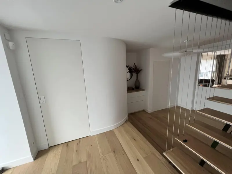 Escalier suspendu et portes affleurantes