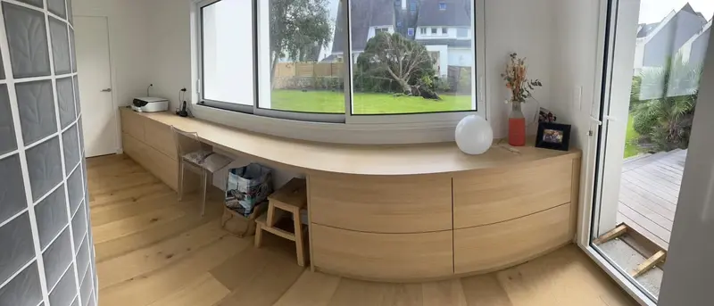Bureau sur mesure sous la fenêtre