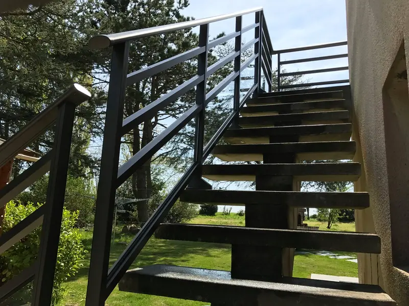 Escalier extérieur et garde-corps métal