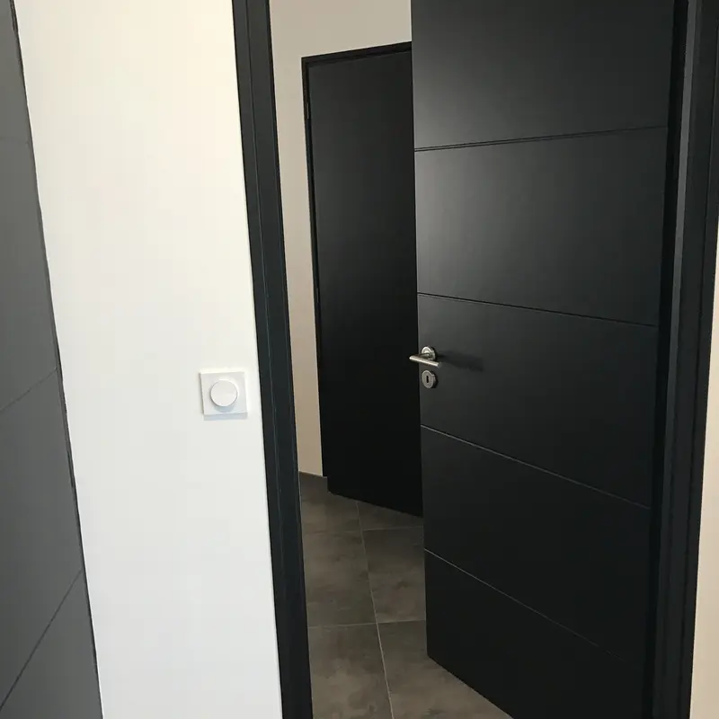 Porte intérieure noire