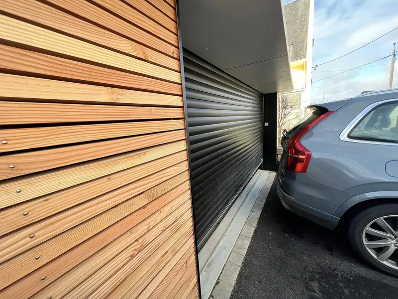 Porte de garage enroulable, bardage bois