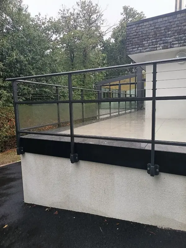 Garde-corps de terrasse au-dessus du garage