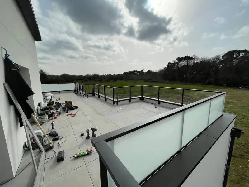 Garde-corps vitré de terrasse, pose en cours