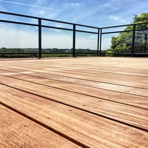Terrasse bois et garde-corps aluminium