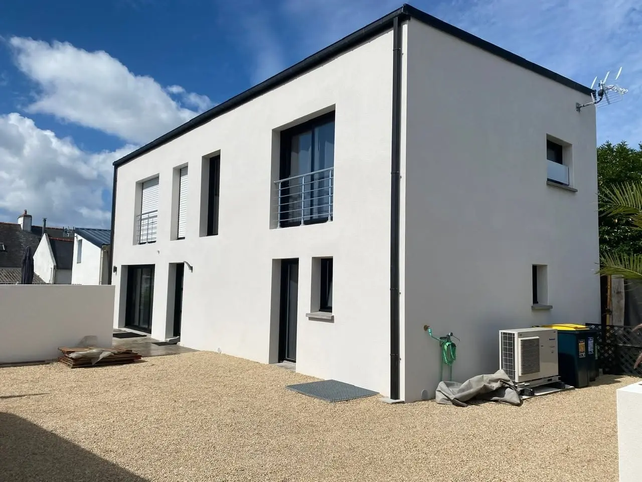 Maison neuve, menuiseries aluminium gris