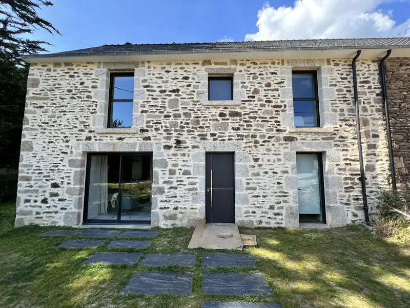 Menuiseries noires dans une maison en pierre