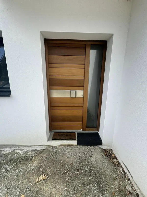 Porte d'entrée bois et vitrage latéral