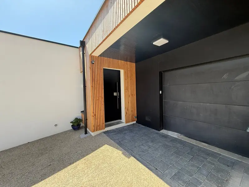 Porte de garage et porte d'entrée, façade bois